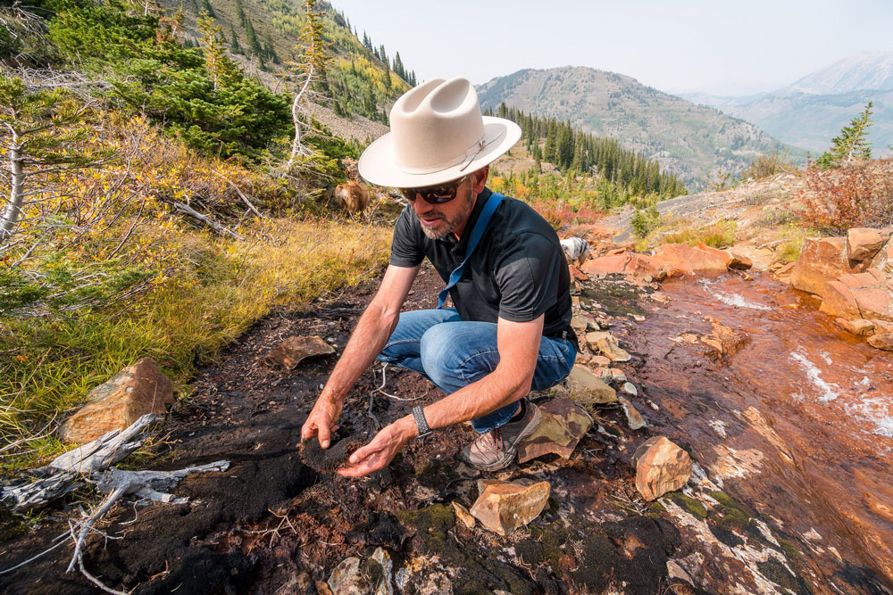 In fall 2020, LBNL biogeophysicist Kenneth H. Williams examines soil and loose rock in a mining-impacted stream channel within the East River Watershed. Williams is the chief scientist of the U.S. Department of Energy’s Watershed Function Science Focus Area, which is investigating the ability of mountainous regions to retain and release water, nutrients, and metals. Photo is by Snyder.